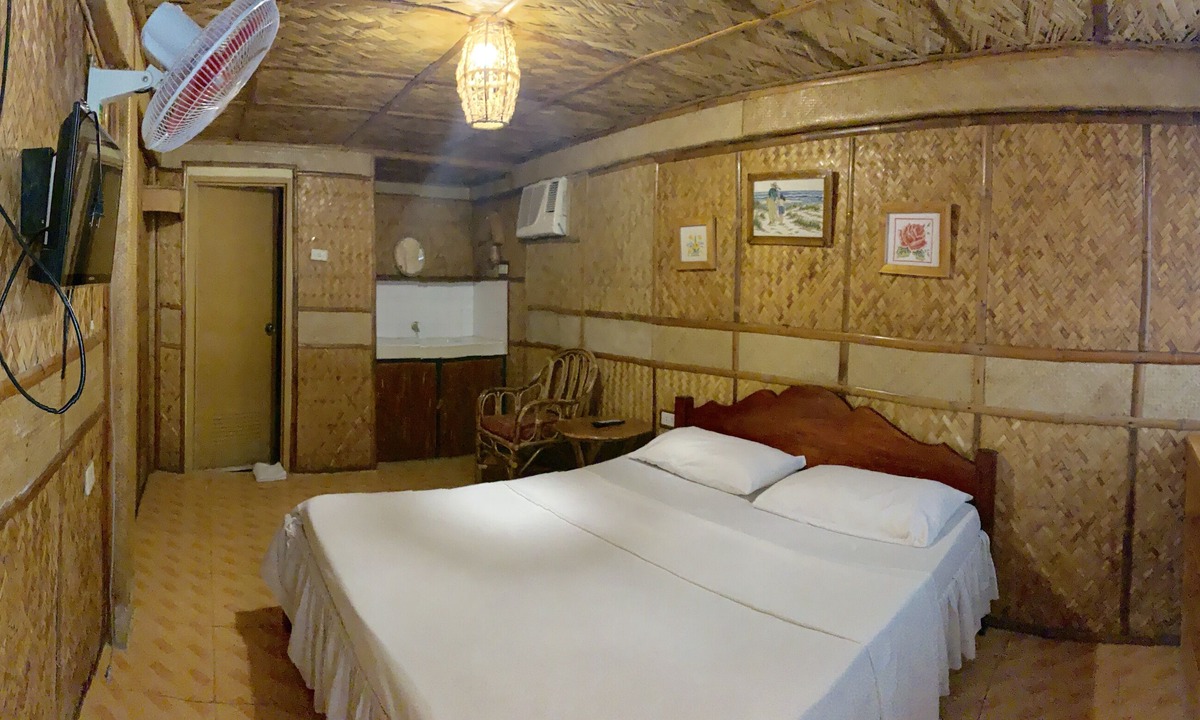 Abra de Ilog Bed & Breakfast | Bamboo House Beach Lodge & Restaurant