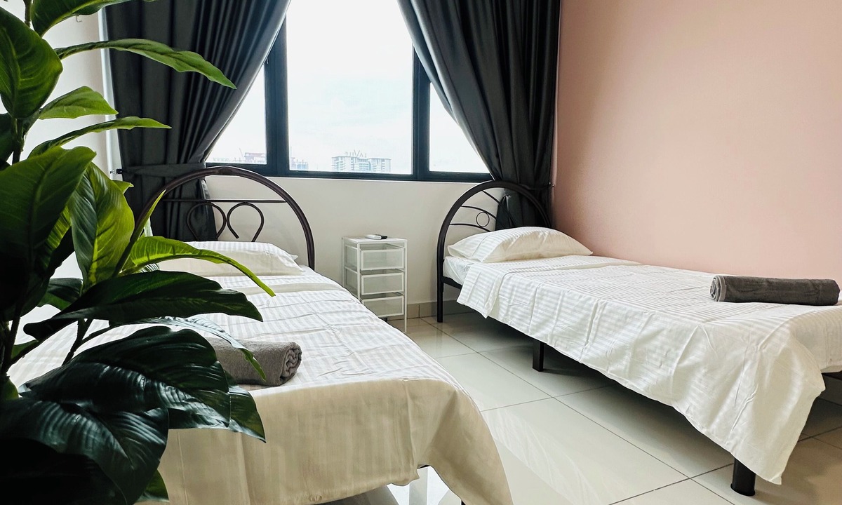 Taman Pertama Condo | 36 Family Suite 7 Pax 3 Rooms Velocity Mall IKEA Short Walk to MRT & LRT Maluri