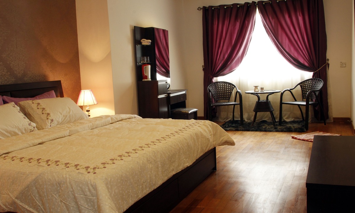 Downtown George Town House | Grand King - Attached Bathroom