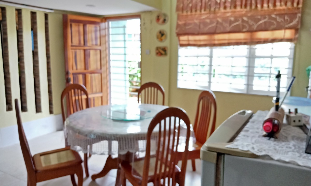 Kampung Lintang House | Comfortable Living For a family of 10 and below