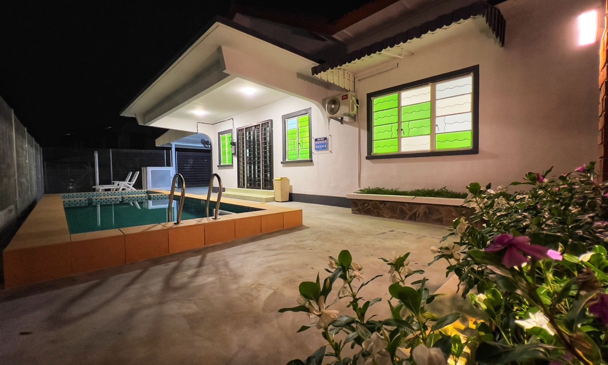 Kampung Dhobi Villa | Private Port Dickson Getaway: Charming 3-Bedroom Villa with AC & WiFi