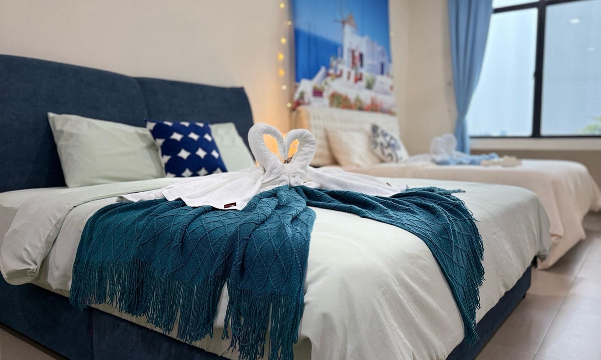 Puchong House | Santorini in Msia 3000sqft TownVilla, rooftop BBQ, sunset lakeview, 5BR, 13pax