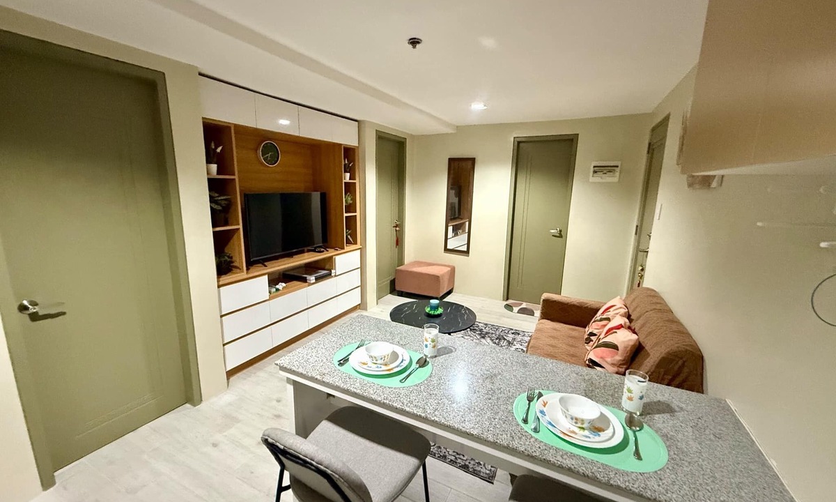 Cebu Condo | New 2-bedroom condo with WiFi & Netflix 2 minutes walk to Ayala Mall