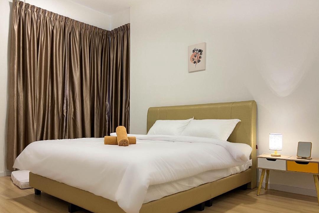 Larut Apartment | Taiping City Pool View Condo near Lake Garden Zoo & Free NetFlix WiFi