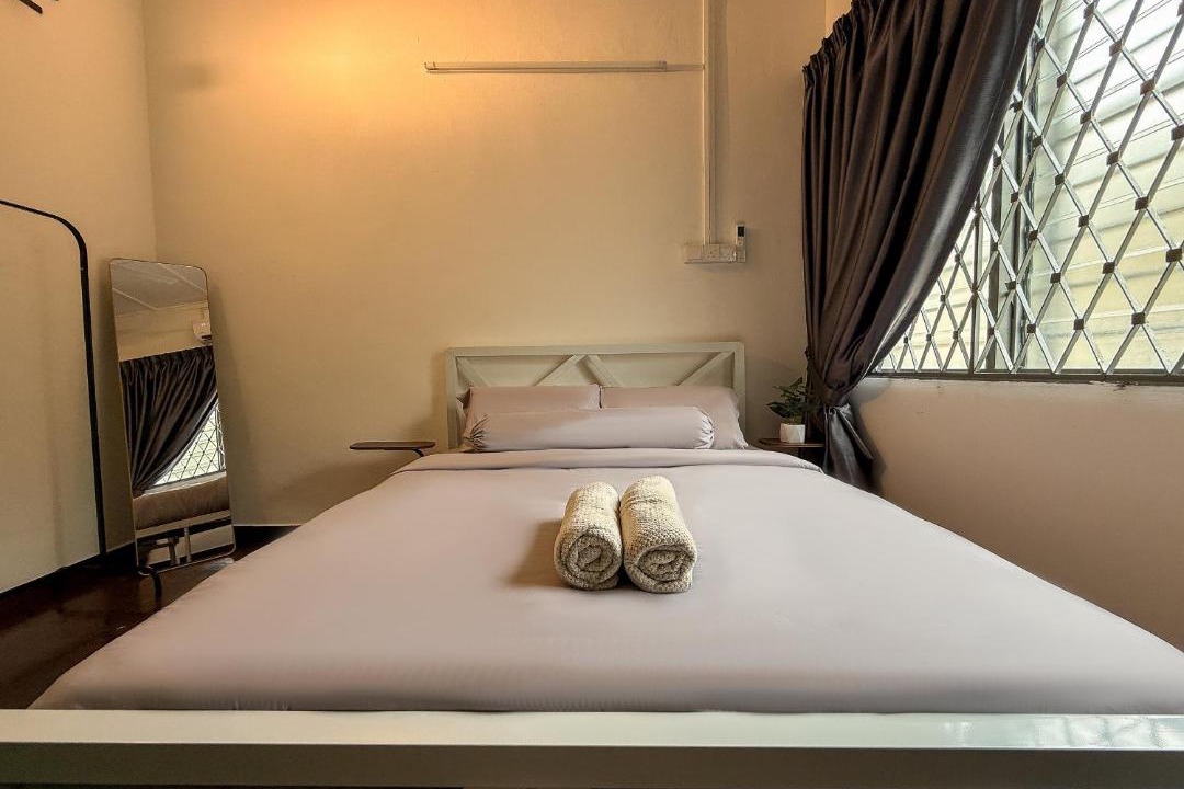 Larut House | Selly Oak Family 4BR House near Lake Garden & Zoo with Free WiFi and Netflix