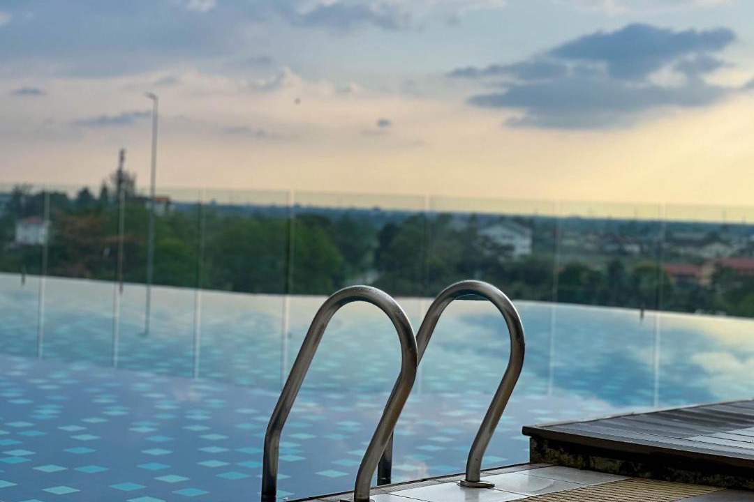 Asam Kumbang Apartment | Modern Muji Studio Condo with Swimming Pool, Free Netflix WiFi near Lake Garden Zoo