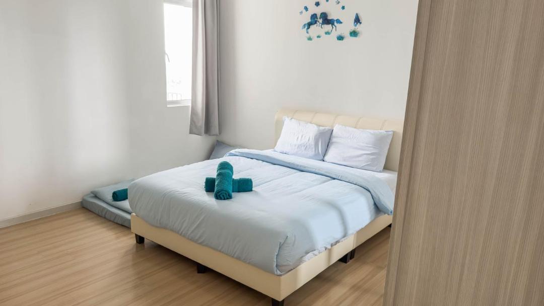 Larut Apartment | Comfy Sunset View Home with Swimming Pool & Wifi