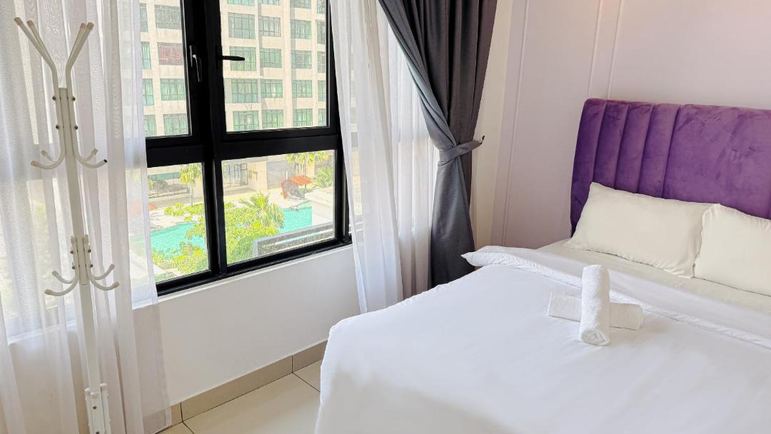 Gua Apartment | White Cozy Home for 6 Pax near IOI City Mall with Cuckoo Water & Free WiFi Netflix