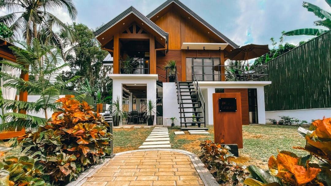Alfonso Villa | Modern Tropical Villa with pool near Tagaytay