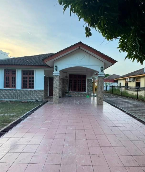 Paka House | Homestay Taman Azura 4 Bedrooms 4 AC WIFI & COWAY