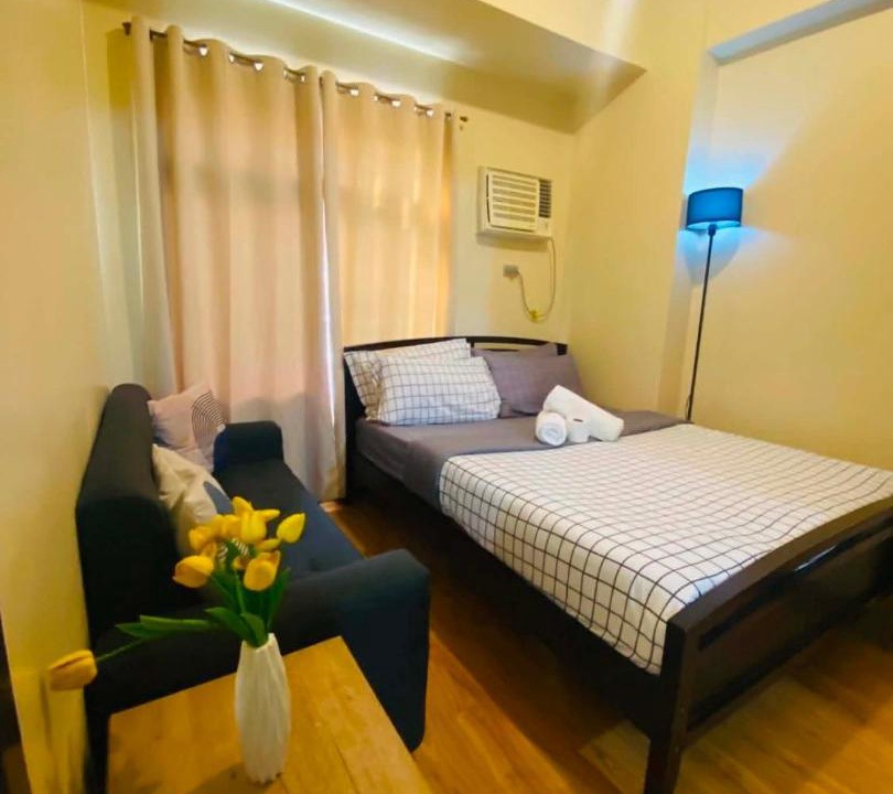 Pasay Apartment | Manila Bay Sunset Suite with Balcony, Fast WiFi, Netflix, Pool, Gym & Sauna, Near MOA, NAIA, PICC & Star City, WFH Ready