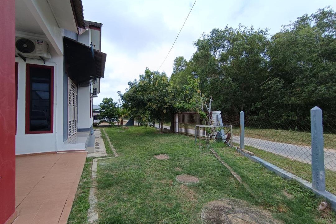 Kampung Pagar Besi House | NikNa Homestay Batu Rakit - WIFI Netflix
