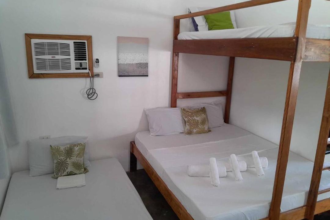 General Luna Apartment | Studio Unit, 2 min to Beach, Life's a Beach Malinao