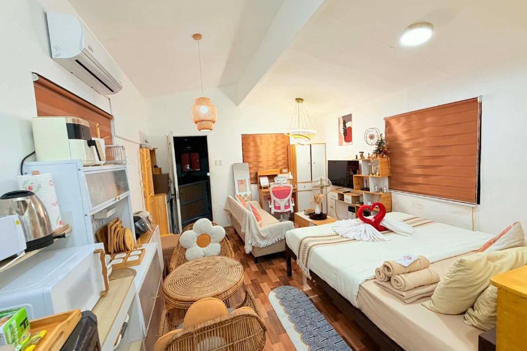 Olango Island House | Olango Island-Tiny Guest House Fully Furnished with Hot Shower, Washer, Wi-Fi, Netflix & King Bed S&E-3