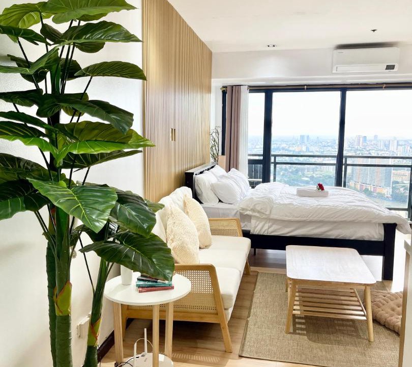 Downtown Apartment | Modern Studio with Balcony at Knightsbridge Residences, Poblacion Makati