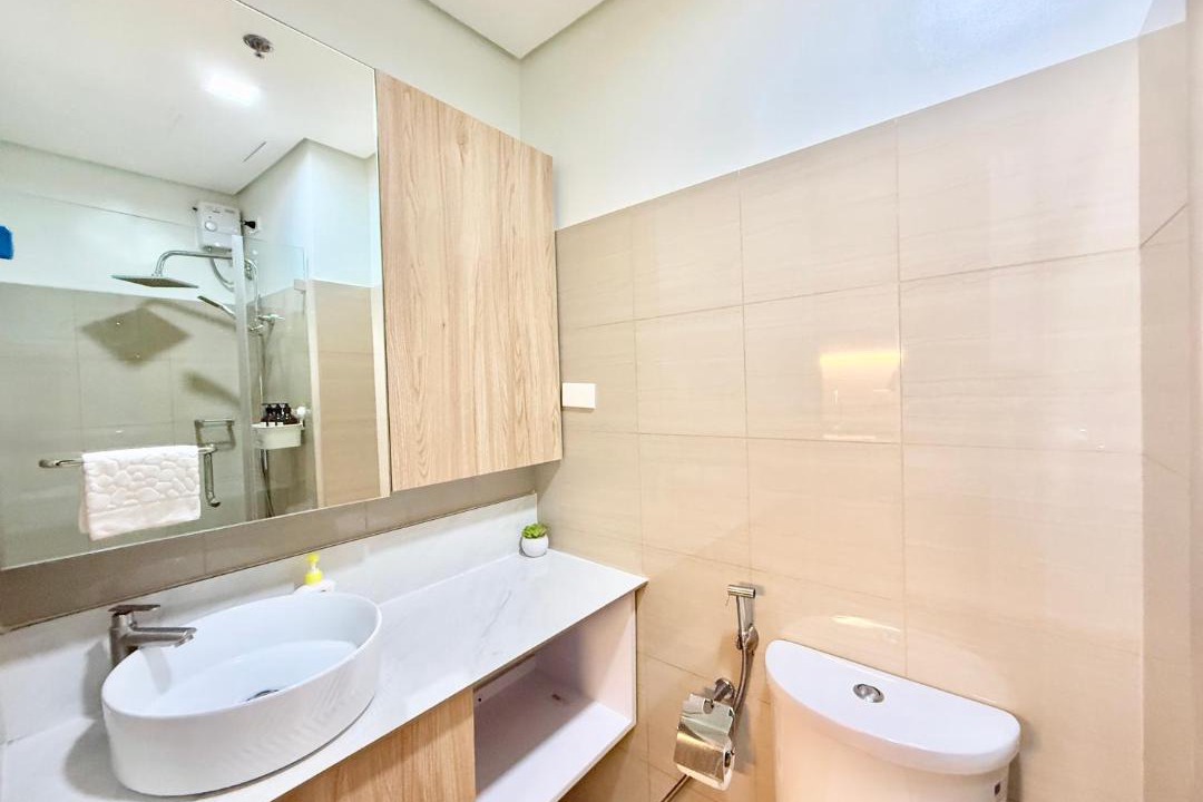 Barangay 76 Apartment | ClaySky Staycation at Shore 2 Residences Tower 2 near Mall of Asia- Hotel Set Up in Amenity and Pool Level with Netflix, HBO Max & Youtube Premium