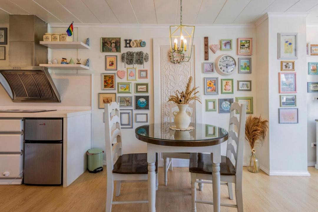 Kapitolyo Apartment | Eclectic studio and parking at Kapitolyo, 10 mins BGC