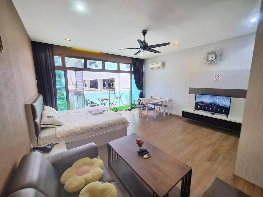 Taman Mount Austin Apartment | Harmony studio private balcony Palazio Mount Austin by GDRAGON HomeStay