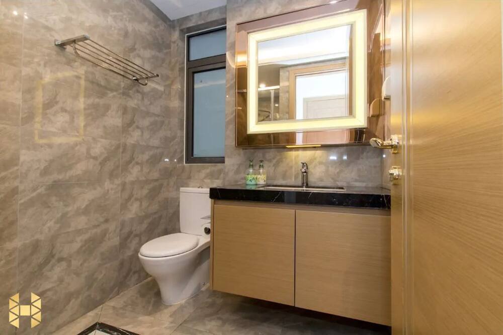 Photo of Bathroom in Central District