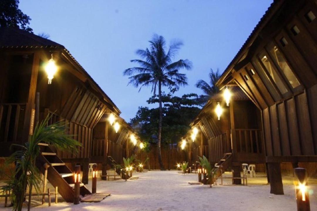 Photo of Buildings in Manoc-Manoc