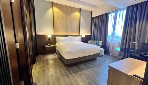 Deluxe Suite, 1 King Bed (View)
