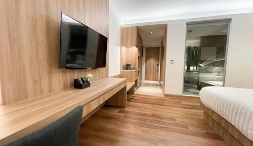 Pool Access Executive Suite (Shared Pool)