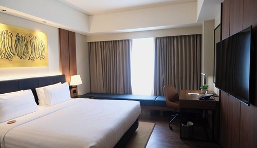 1 King Bed, Standard Room with Lounge Access