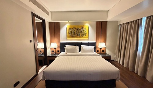 1 King Bed, Large Room with Kitchenette and Lounge Access