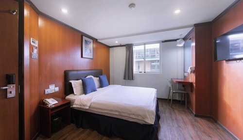 Deluxe Queen Room with Windows