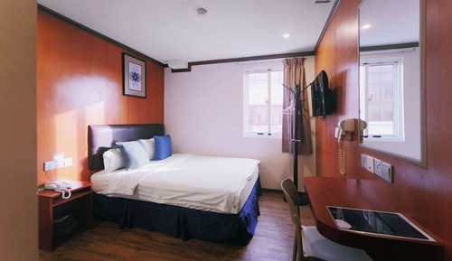 Queen Bed Room with Windows