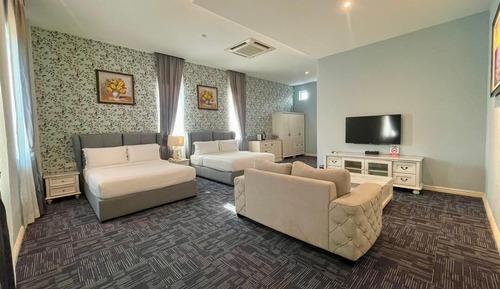 Family Room, 2 Queen Beds, Private Bathroom, Garden View