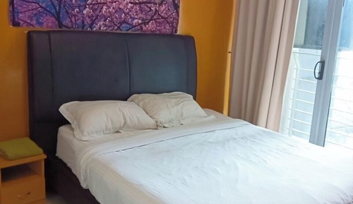 Private Room with Window Queen Bed shared bathroom