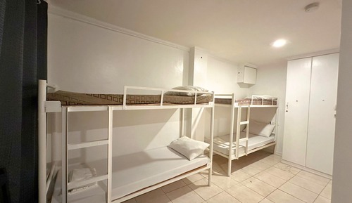 Shared Dormitory, Men only