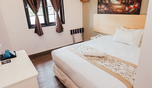 Deluxe Queen with Private Bathroom