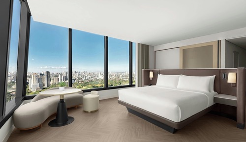 Deluxe Suite, 1 King Bed, City View, Corner