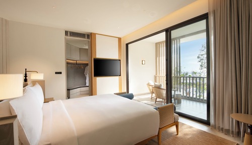 Deluxe Suite, 1 King Bed, Balcony