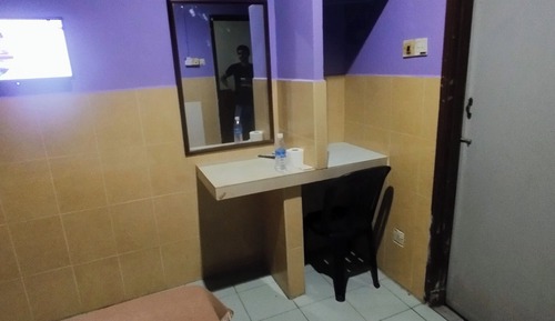 Standard Queen Room with Window