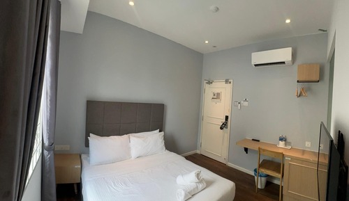 Deluxe Queen Room with Window