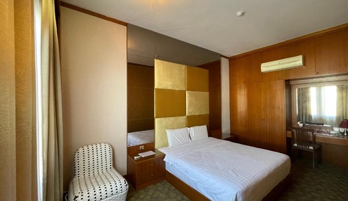 Honeymoon Suite, City View