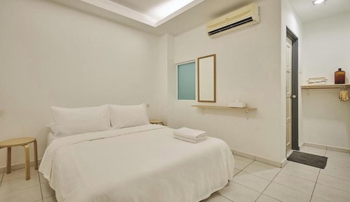 Double Room, 1 Queen Bed, No Windows