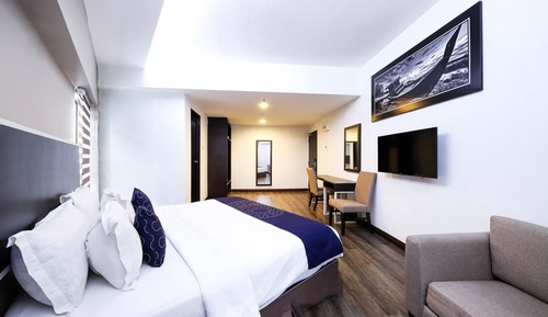 Suite, Accessible Bathtub, City View