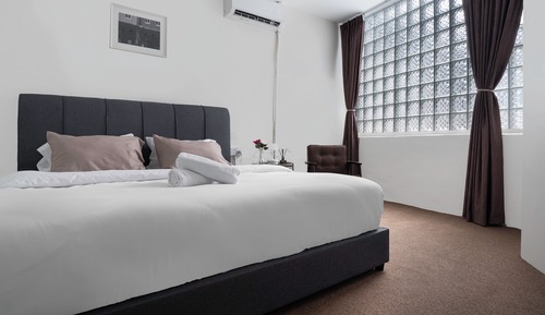 Basic Double Room, 1 King Bed, Non Smoking, Shared Bathroom