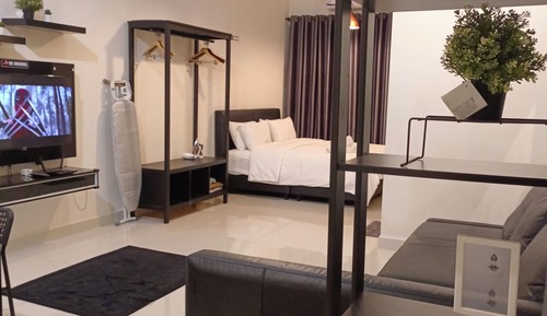 Studio, Balcony
