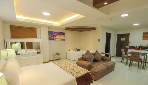 Deluxe Suite, Bathtub