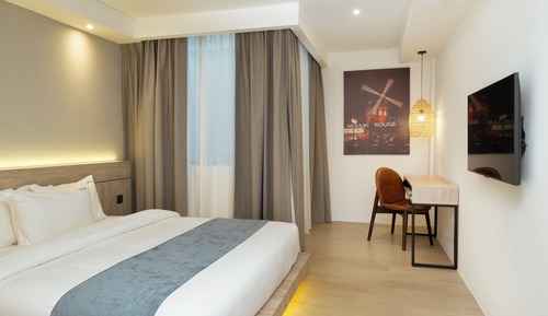 Deluxe King Room with No View