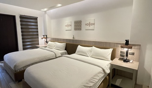 Junior Room, Pool View