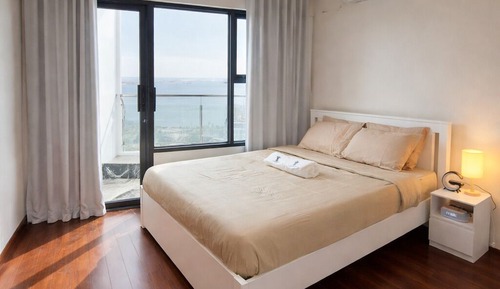 Deluxe King 1 Bedroom w/Balcony Bayview Netflix