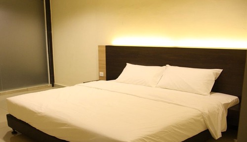 Single Queen Room