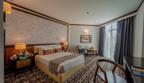 Deluxe Queen Partial Sea View