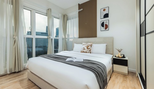 Cozy 3-Bedroom with 3 Beds and 1-Living Room Suite